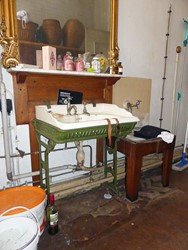 <p>In beide badkamers uit ca. 1907 staat een wasbak op een gietijzeren onderstel. </p>
